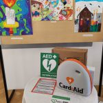 Društvo za srčne in žilne bolezni ARD je skupaj s podjetjem HIT Alpinea naši šoli podarilo defibrilator