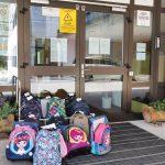 Donacija šolskih torb dobrodelne organizacije Kranjskogorski kamenčki