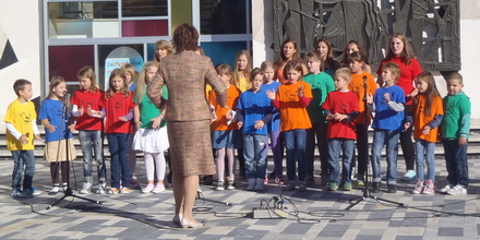 Nastop naših učencev ob občinskem prazniku 14.9.2013 na Titovem trgu