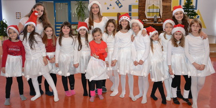 Božični plesi v avli šole