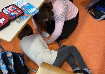 UČENJE IN BRANJE POD MIZO